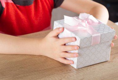 Eller kızlar mevcut, hediye kutusunda vermek