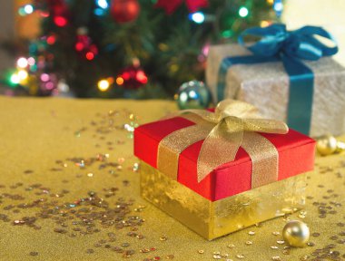 Hediye kutuları ile Noel ağacı ve altın glitter arka plan üzerinde şerit