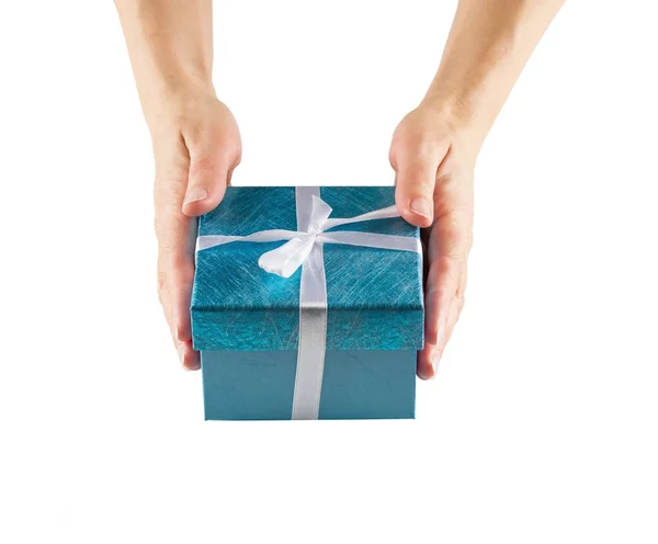 Caja de regalo con cinta en las manos aislada en blanco — Foto de Stock