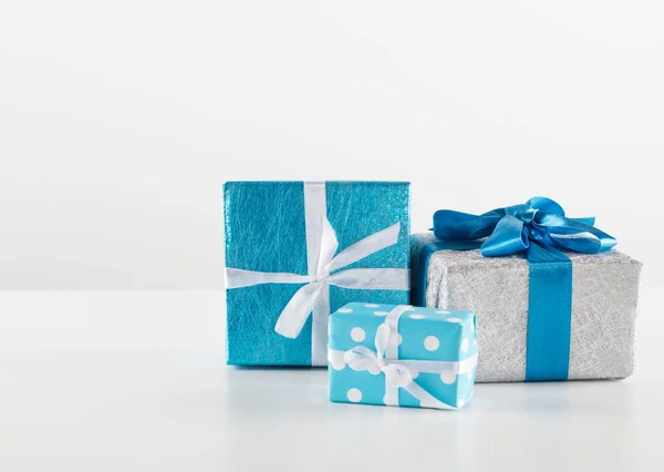 Cajas de regalo con cinta en blanco — Foto de Stock