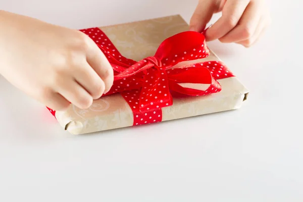 Hand hält Schleife und geöffnete Geschenkbox — Stockfoto