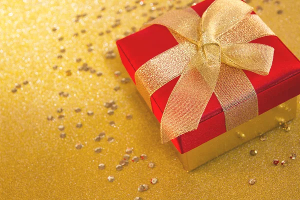 Caja de regalo con cinta sobre fondo de brillo dorado — Foto de Stock