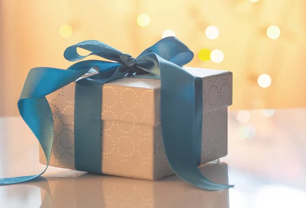 Caja de regalo con cinta sobre fondo bokeh — Foto de Stock