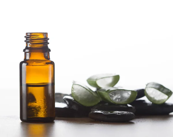 Aceite esencial para aromaterapia, piedras y aloe vera fresco — Foto de Stock