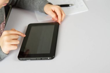 Kız eller bir tablet PC'yi kullanma