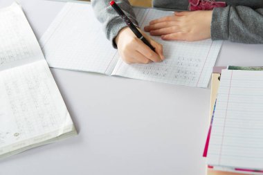 Kız beyaz masaya ödev yapma