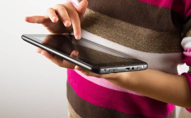 Kız eller bir tablet PC'yi kullanma