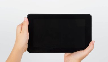 E-kitap kız beyaz arka plan üzerinde eller