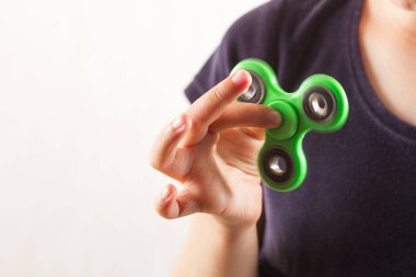 Kız onun ellerinde kıpır Spinner ile oynamak için