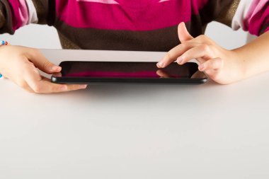 Kız eller bir tablet PC'yi kullanma