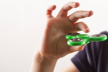 Kız onun ellerinde kıpır Spinner ile oynamak için