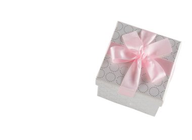 Beyaz şeritli hediye kutusu