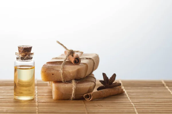 Jabones hechos a mano, aceites esenciales, bastón de canela en la mesa de madera —  Fotos de Stock