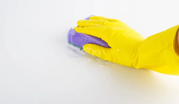 Очистка рук изолированной женщины на белом фоне — стоковое фото