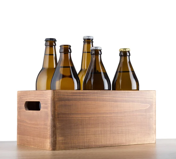 Botellas de cerveza artesanales en caja de madera sobre mesa de madera aislada en blanco —  Fotos de Stock