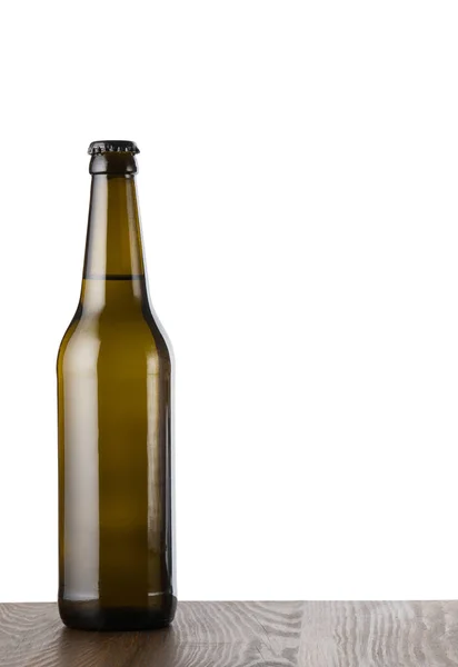 工艺啤酒瓶在木桌上被隔绝白色 — 图库照片