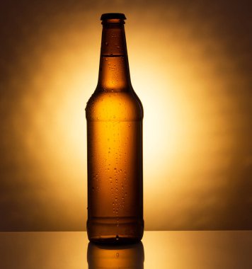 Soğuk bir bira şişe cam masa üzerinde