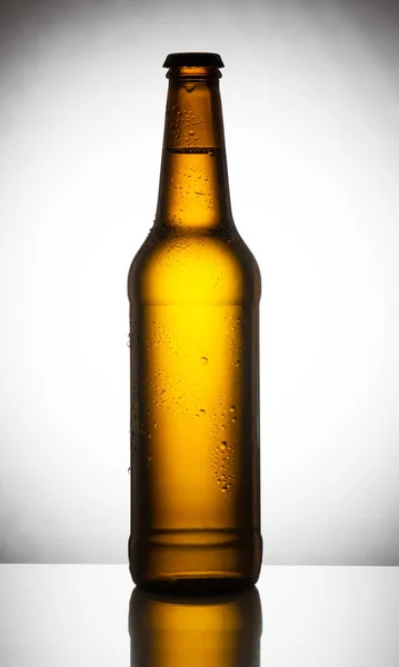 玻璃桌上的冷啤酒瓶 — 图库照片