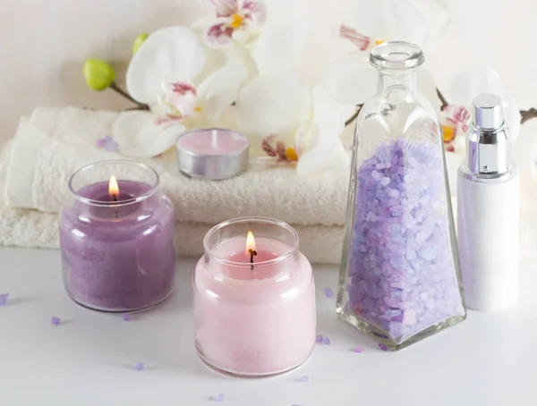 Conceito de spa Sal marinho, velas, toalhas, flores de orquídeas — Fotografia de Stock