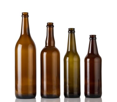 Beyaz arkaplanda izole edilmiş boş şişeler