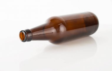 Beyaz arkaplanda boş şişe