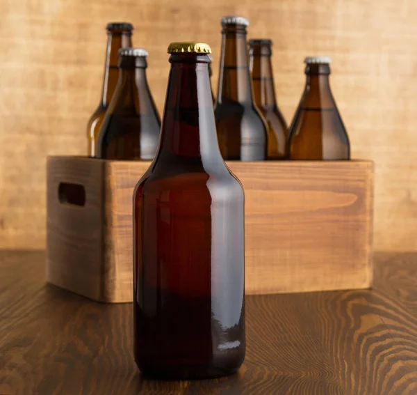 在木桌上工艺啤酒瓶 — 图库照片