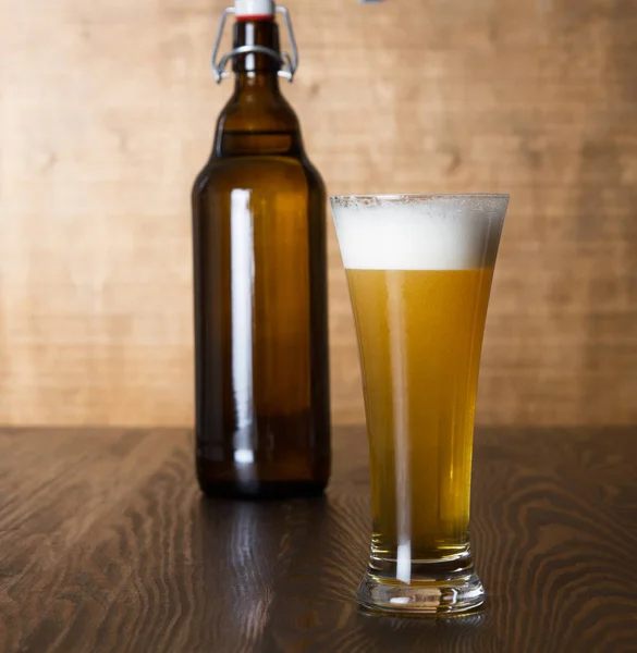 Vidrio de cerveza artesanal en mesa de madera — Foto de Stock