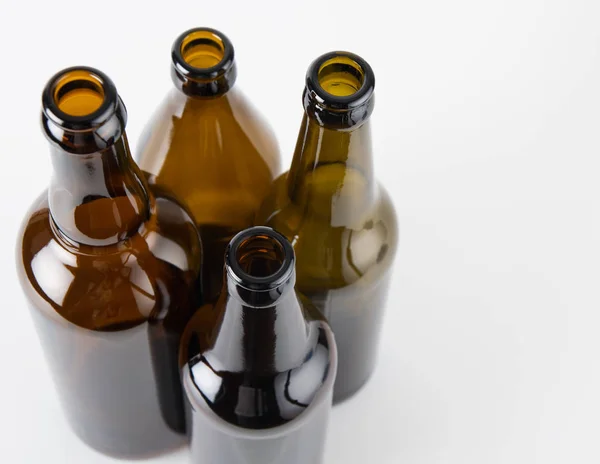 Tomma flaskor på vit bakgrund — Stockfoto