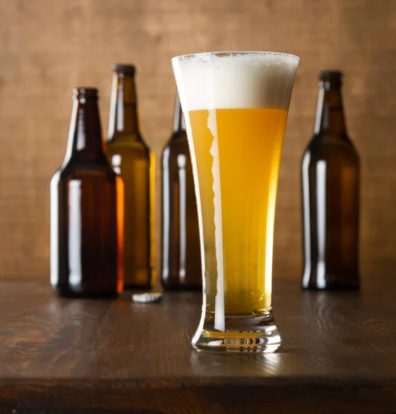 Bicchiere di birra artigianale su tavolo di legno Foto Stock