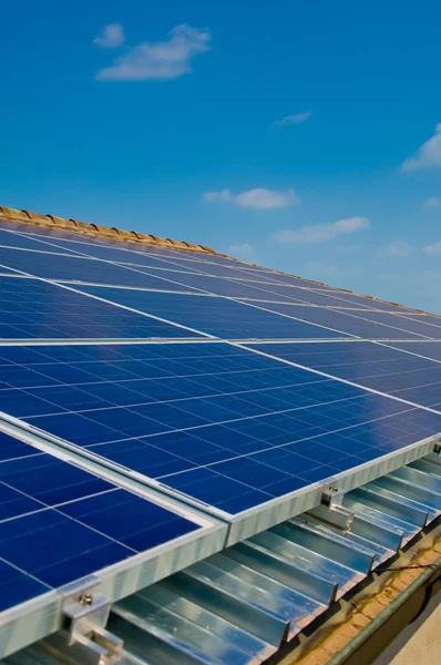 Panel solar en el techo de una casa. Energía verde del sol . — Foto de Stock