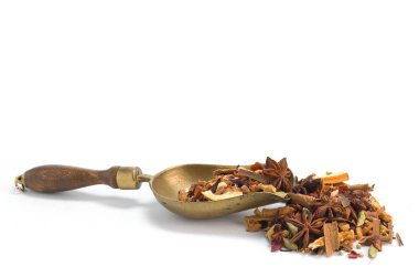 Yapraklı, meyveli ve otlu bitki çayı.