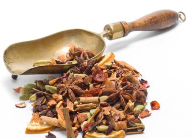 Yapraklı, meyveli ve otlu bitki çayı.