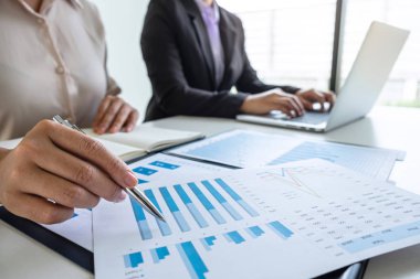 Profesyonel İş kadın ortağı fikir planı ve pr tartışıyor