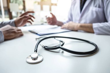 Doktor hasta ile danışmanlık ve hastalık durumu w kontrol