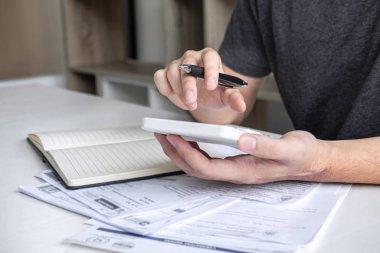 Cal hesap makinesi kullanarak sikke yığını ve Koca istifleme Görüntüleri