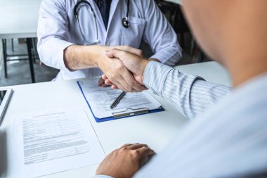 Doktor recom sonra hasta ile tebrik etmek için el sıkışma sahip