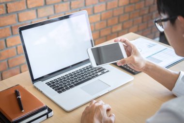 Scr bakarak dizüstü bilgisayar önünde çalışan Genç adam görüntü