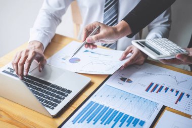 Profesyonel Yönetici iş ekibi toplantı üzerinde beyin fırtınası