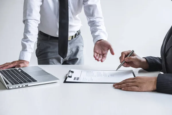 Datore di lavoro o comitato incaricato della lettura di un curriculum con colloquio duri — Foto Stock