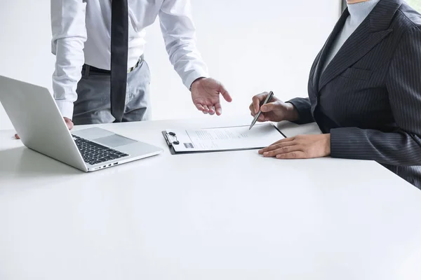 Arbeitgeber kommt zum Vorstellungsgespräch, Ausschuss hört auf Bonbons — Stockfoto