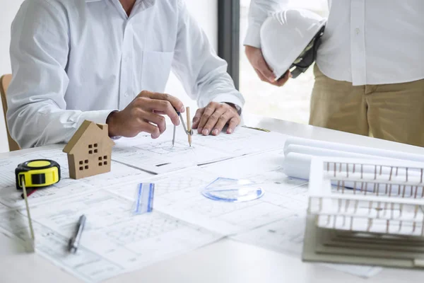 Equipo de ingeniería o arquitecto reunión y discusión en bluep — Foto de Stock