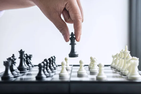 Femme d'affaires jouant aux échecs et la stratégie de réflexion sur crash o — Photo