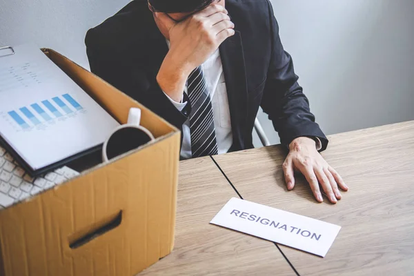 Empresário estressado vai se preparar enviando a renúncia deixou — Fotografia de Stock