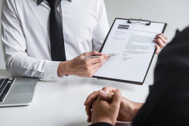 İşveren veya komite konuşma duri ile bir özgeçmiş okuma tutan