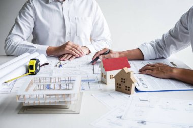 Takım mühendislik veya toplantı ve bluep üzerinde tartışırken mimar