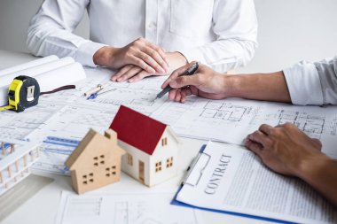 Takım mühendislik veya toplantı ve bluep üzerinde tartışırken mimar