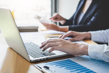 Profesyonel yönetici İş arkadaşı ekibi çalışma ve analitik