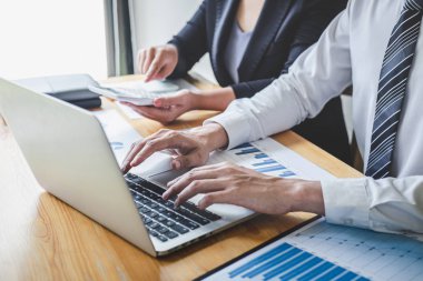 Profesyonel yönetici İş arkadaşı ekibi çalışma ve analitik