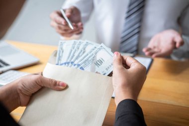 Yasadışı para dürüst hile, Iş kadını rüşvet veren