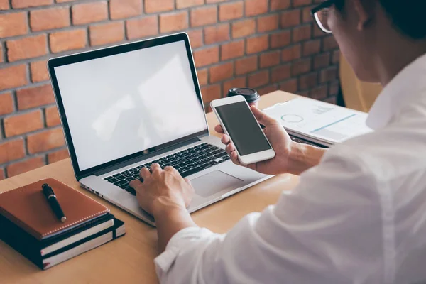 Gambar Pemuda yang bekerja di depan laptop melihat scr — Stok Foto